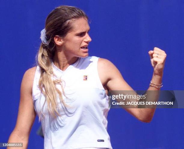 La Française Amélie Mauresmo exprime sa joie, le 26 juillet à Sion, après un point gagnant face à Martina Hingis, lors du troisième simple de la...