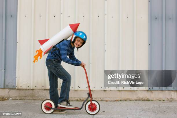 jonge jongen die raket op scooter draagt - step well stockfoto's en -beelden