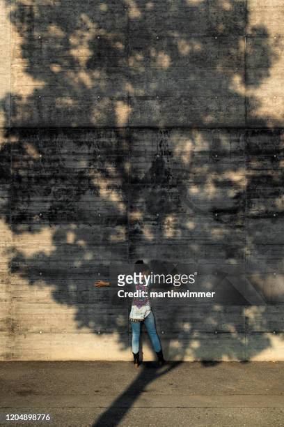 baum schatten umarmung - shadow wall stock-fotos und bilder