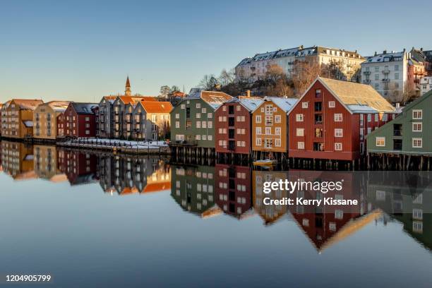 view from old town bridge trondheim - trondheim photos et images de collection