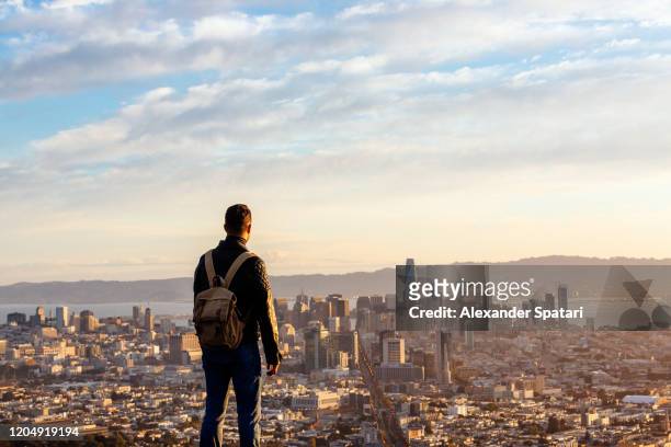man overlooking san francisco skyline from above during sunrise, san francisco, california, usa - francisco villa fotografías e imágenes de stock