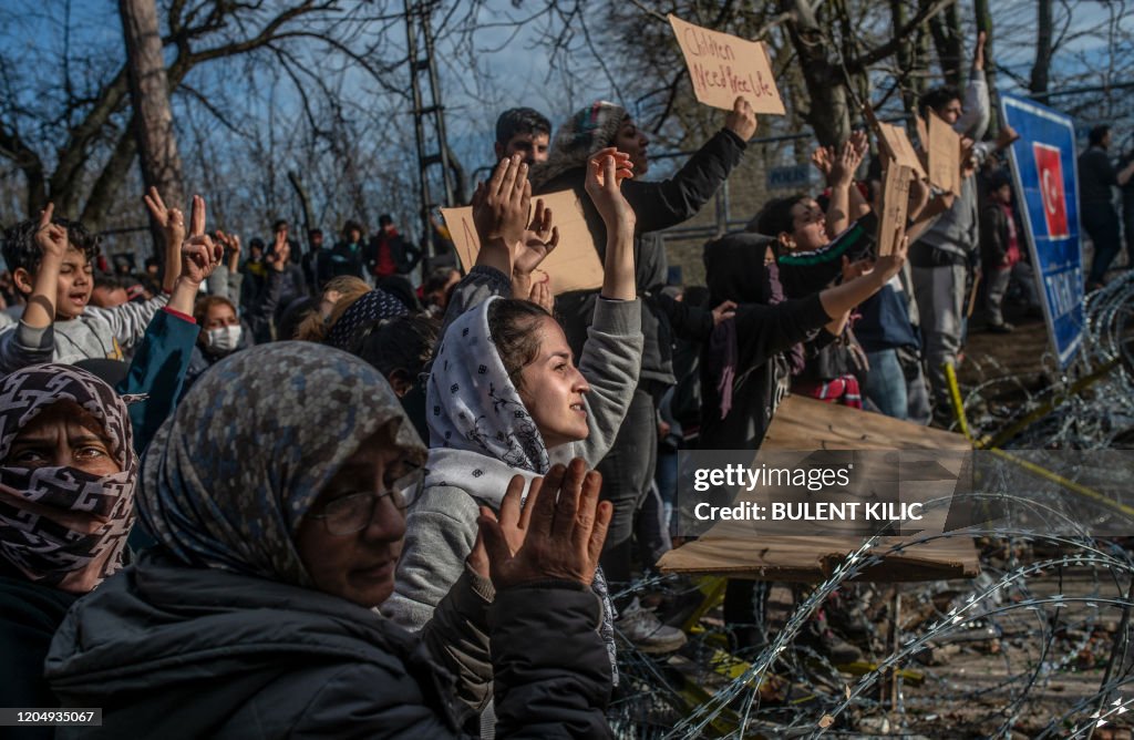 TOPSHOT-TURKEY-GREECE-MIGRANTS-UNREST