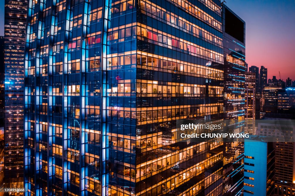 Bürogebäude nachts mit beleuchteten Fenstern