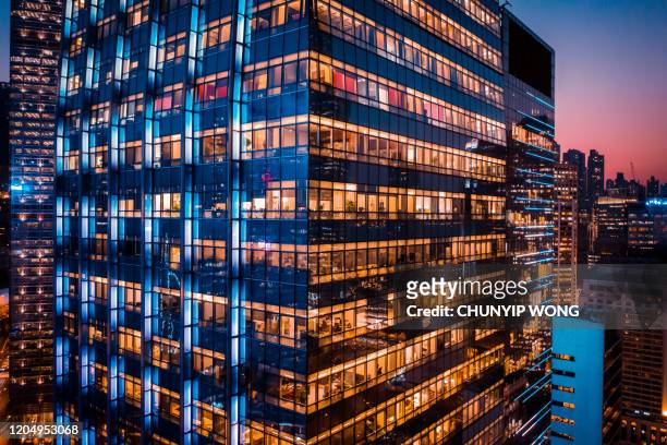 照明付き窓のある夜のオフィスビル - 中環 ストックフォトと画像