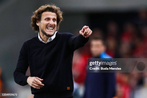 Head coach Diego Forlán of Peñarol gestures during a match between Athletico PR and Peñarol, as part of Copa CONMEBOL Libertadores 2020 at Arena da...