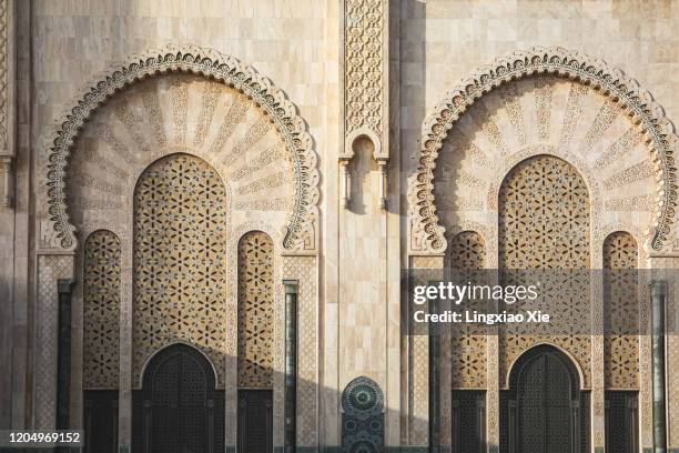 facade of arches and mosaic pattern of hassan ii mosque in classic islamic style, casablanca, morocco, africa - mosque hassan ii fotografías e imágenes de stock