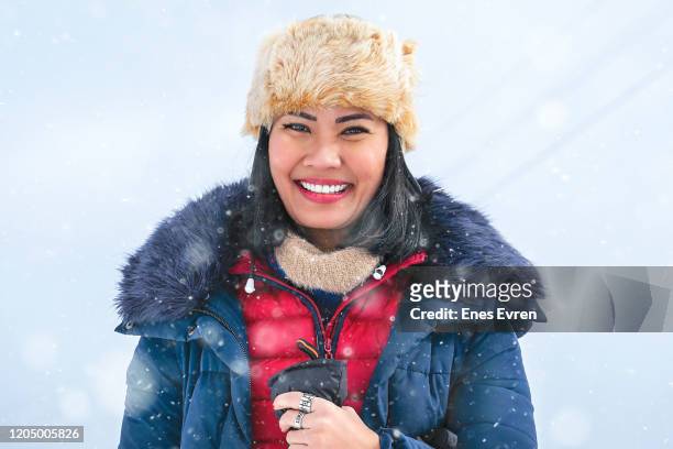 asiatische frau genießt mit schnee in der winterpause - ethnic woman at christmas stock-fotos und bilder