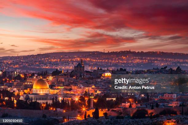 view of the old city of jerusalem at sunset. israel - jewish settlement in east jerusalem stock-fotos und bilder