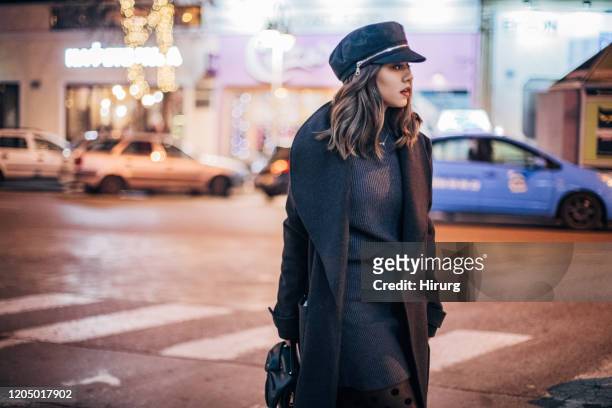joven de moda caminando por la calle - abrigo negro fotografías e imágenes de stock