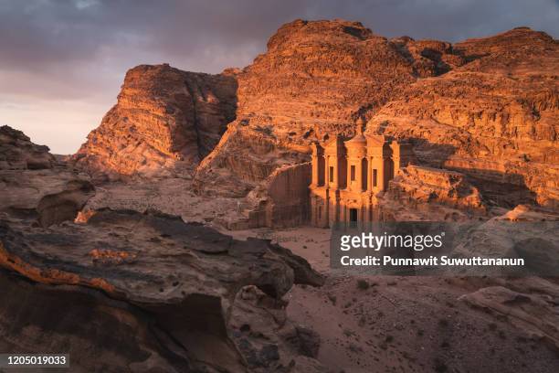 the monastery or ad deir at beautiful sunset in petra ruin and ancient city, jordan, arab - petra jordan stockfoto's en -beelden