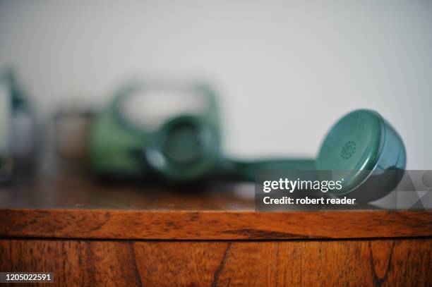 old green telephone handset receiver - soar - fotografias e filmes do acervo