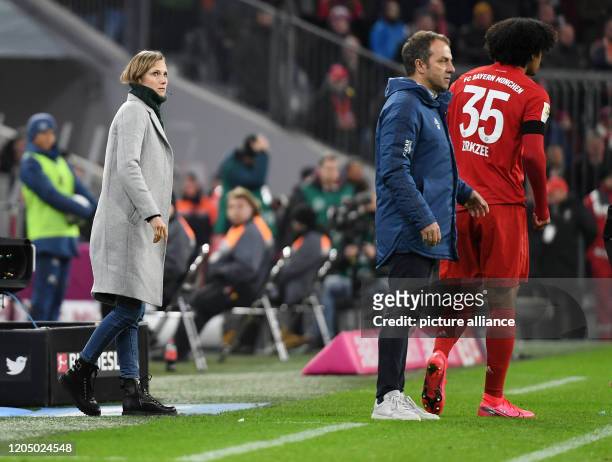 February 2020, Bavaria, Munich: Kathleen Krüger , FC Bayern team manager, Hansi Flick, coach, and player Joshua Zirkzee. Photo: Angelika Warmuth/dpa
