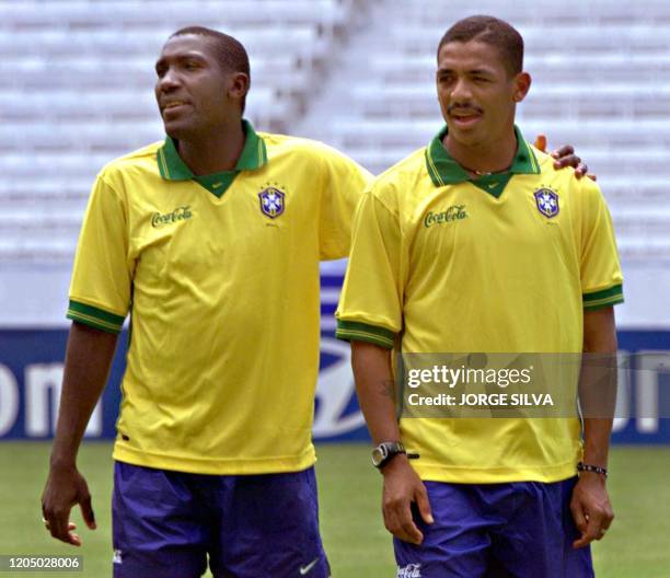 Player Odvam Gomes Silva puts his arm around his teammate Vampeta, during a visit to a stadium in Guadalajara, Mexico 23 July 1999. El zaguero...