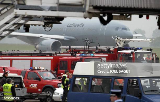 L'avion transportant 12 blessés français stationne près des véhicules de secours, le 09 mai 2002, sur le tarmac de l'aéroport d'Orly. Les 12 Français...