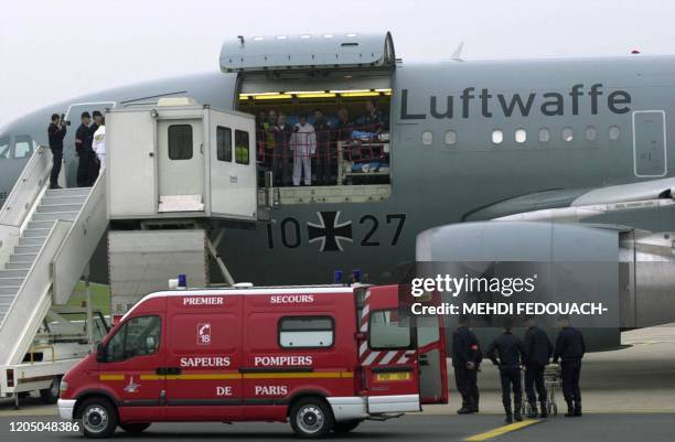 Un camion de pompier stationne près de l'avion transportant les 12 blessés français, le 09 mai 2002, sur le tarmac de l'aéroport d'Orly. Blessés la...