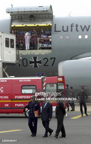 Le Premier ministre Jean-Pierre Raffarin arrive, le 09 mai 2002 sur le tarmac de l'aéroport d'Orly, pour assister à l'évacuation des 12 blessés...