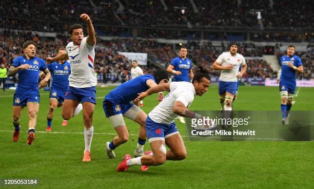 Teddy Thomas of France touches down for his sides first try during the 2020 Guinness Six Nations match between France and Italy at Stade de France on...