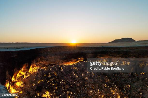 sunrise at darvaza gas crater in turmenistan - turkmenistan - fotografias e filmes do acervo