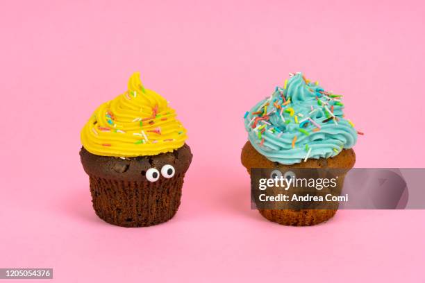 two cupcake with googly eyes - muffin stockfoto's en -beelden