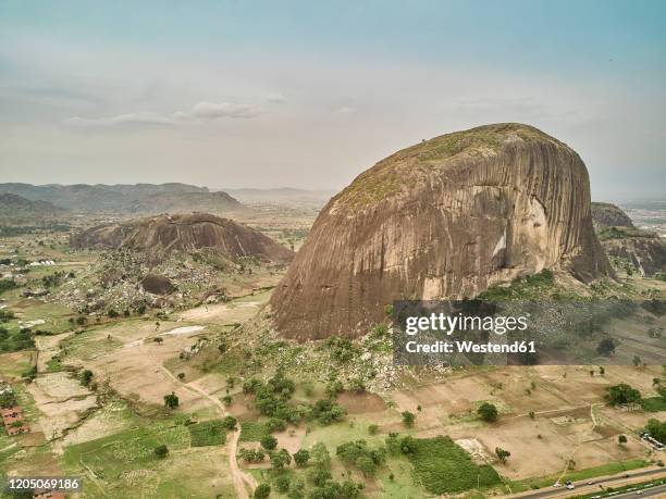 nigeria, niger state, abuja, aerial view ofzumarock monolith - nigeria stockfoto's en -beelden