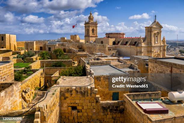 malta, gozo, victoria, cittadella and surrounding old town houses - gozo stock-fotos und bilder