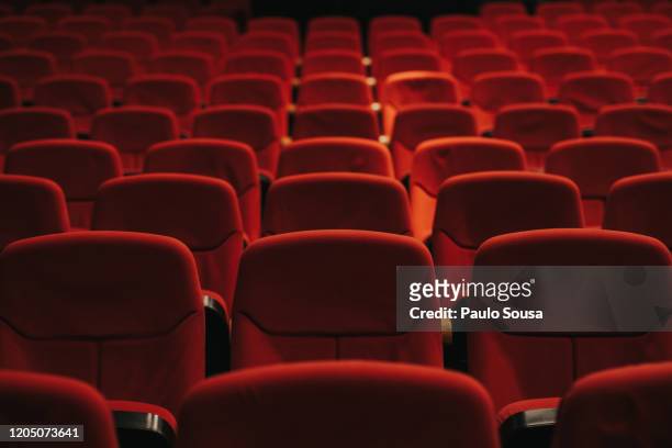 full frame shot of empty chairs - filmindustrie stock-fotos und bilder