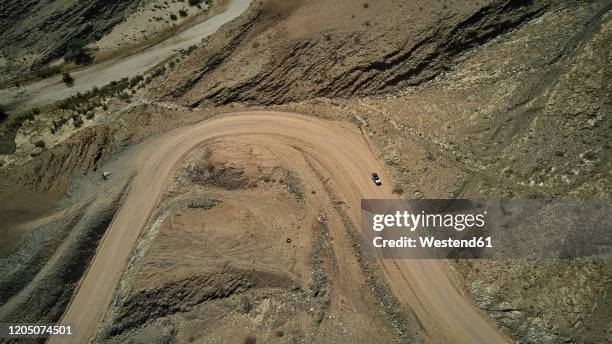 aerial view of a jeep on dirty track, namib desert area, namibia - ヘアピン ス��トックフォトと画像