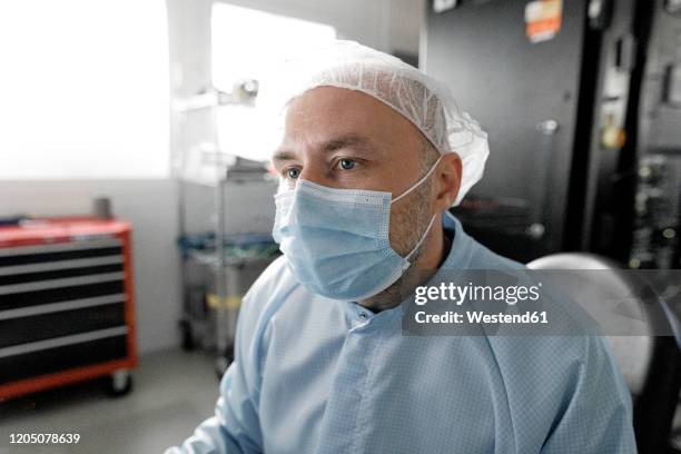 portrait of scientist working in laboratory - cleanroom stock-fotos und bilder