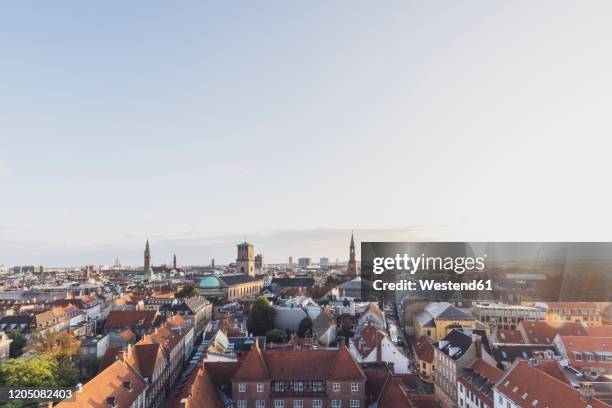 denmark, copenhagen, clear sky over old town skyline at dusk - clear sky stockfoto's en -beelden