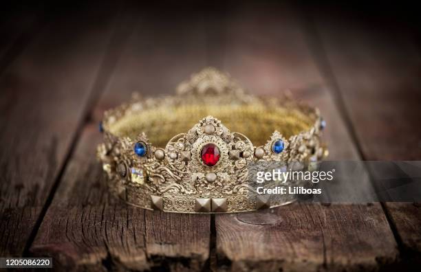 pasen jezus gold juwelen kings crown op een oude houten achtergrond - koning stockfoto's en -beelden