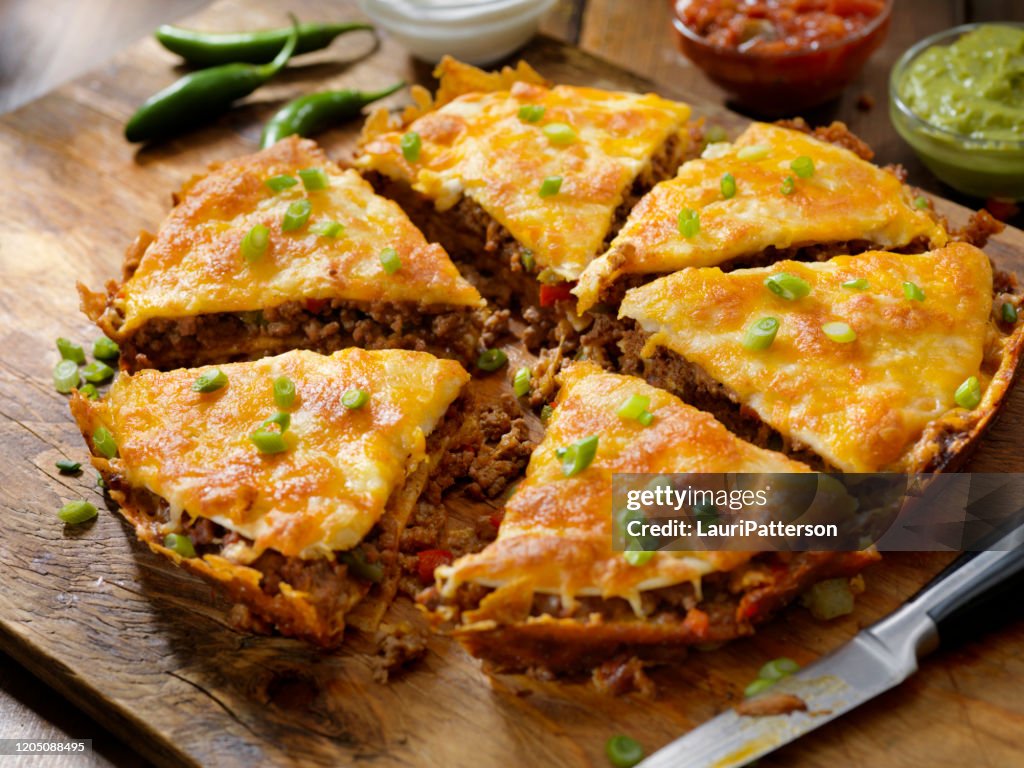 Assado, camadas, torta de taco de carne com creme de leite, salsa e guacamole