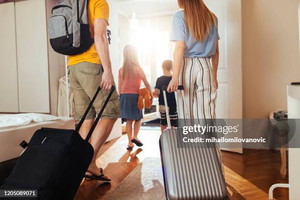 ze reizen niet licht. - family holidays hotel stockfoto's en -beelden