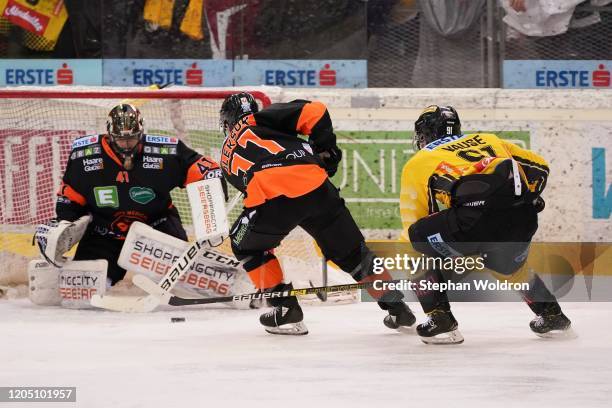 Cristopher Nihlstorp of Graz, Travis Oleksuk of Graz and Taylor Vause of Vienna during the Vienna Capitals v Graz99ers - Erste Bank Eishockey Liga...