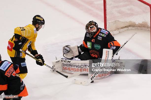 Riley Holzapfel of Vienna and Cristopher Nihlstorp of Graz during the Vienna Capitals v Graz99ers - Erste Bank Eishockey Liga Play-Offs Quarterfinal...