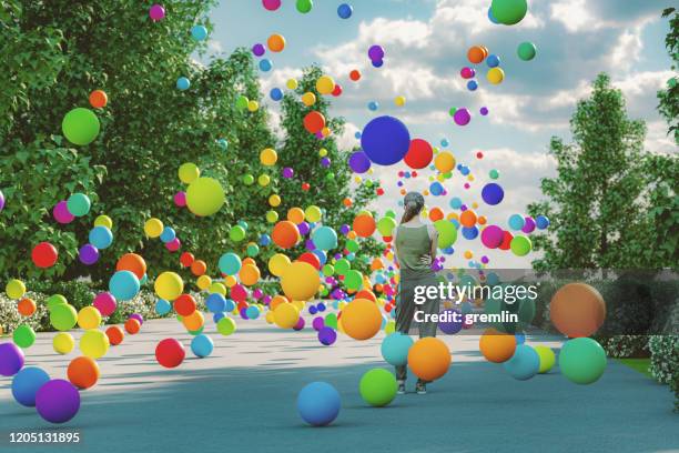 frau mit hüpfenden kugeln - spielball stock-fotos und bilder