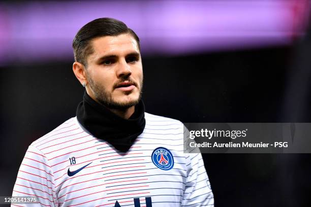 Mauro Icardi of Paris Saint-Germain looks on during warmup before the Ligue 1 match between Paris Saint-Germain and Olympique Lyon at Parc des...