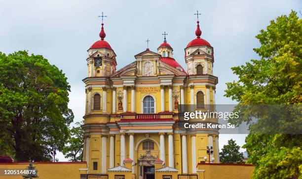 church of st. peter and st. paul, baroque style, vilnius, lithuania - vilnius imagens e fotografias de stock