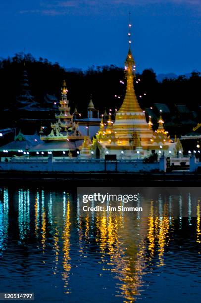 wat jong klang at dusk - wat jong klang imagens e fotografias de stock