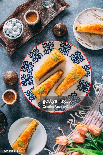 top view traditionelle türkische dessert baklava - baklava stock-fotos und bilder