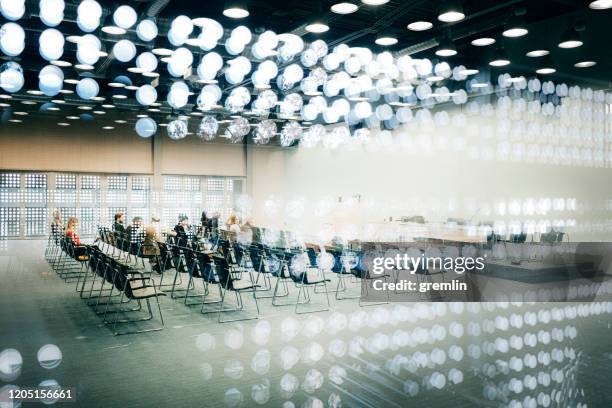 abstracte groep bedrijfsmensen in het overeenkomstcentrum - conference center stockfoto's en -beelden