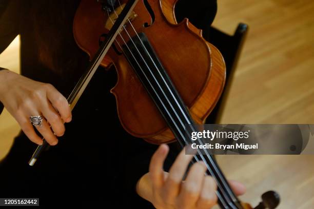 female violin soloist - soliste photos et images de collection