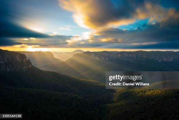 sunbeams in the grose valley, blue mountains autralia - blue mountains australië stockfoto's en -beelden