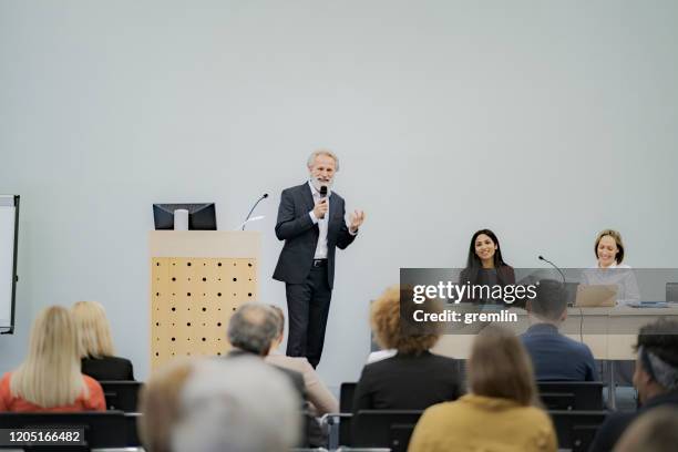 groupe de gens d’affaires dans le centre de convention - table ronde réunion photos et images de collection