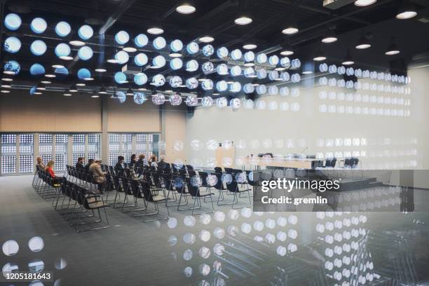 gruppo di uomini d'affari nel centro congressi - large foto e immagini stock