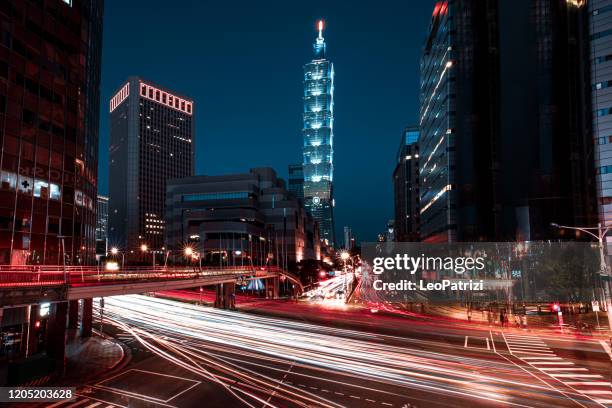 massaal verkeer in de spits in taipei downtown - taiwan - 101 stockfoto's en -beelden