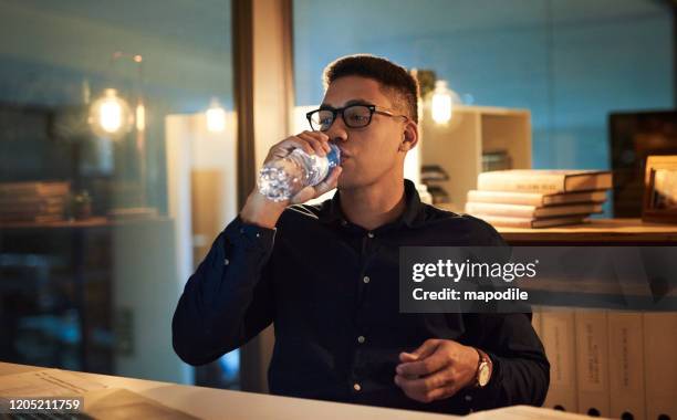 man konnte seinen durst nach erfolg nie stillen - wasser trinken büro stock-fotos und bilder