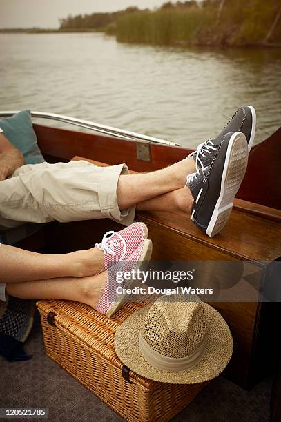 feet of couple relaxing in boat. - andando de chalana - fotografias e filmes do acervo