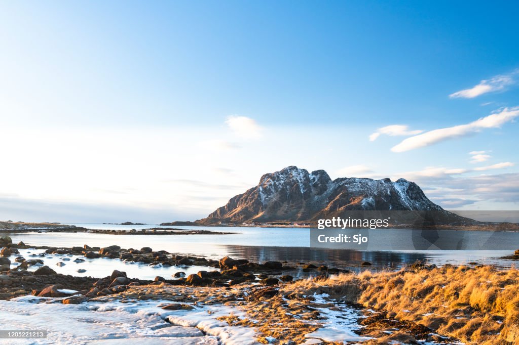 挪威北部韋斯特拉倫群島的冰冷冬季景觀