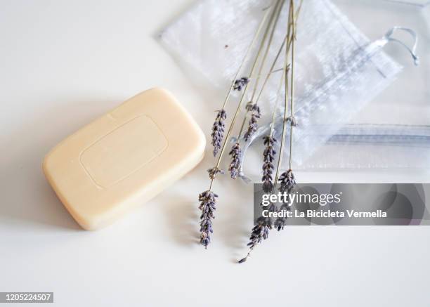 soap bar with lavender - seifenstück stock-fotos und bilder