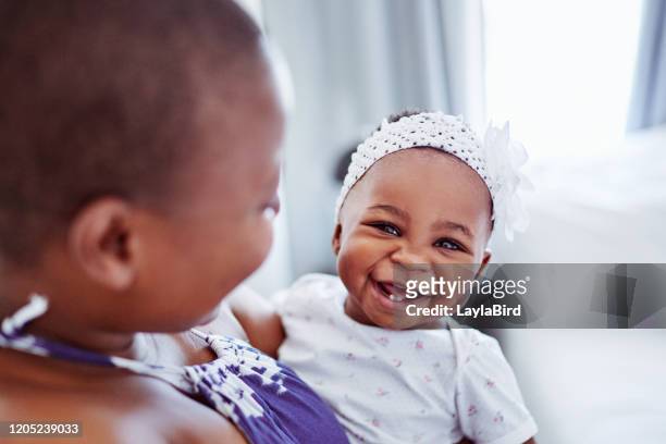 showing off mit ihrem niedlichen lächeln - weibliches baby stock-fotos und bilder
